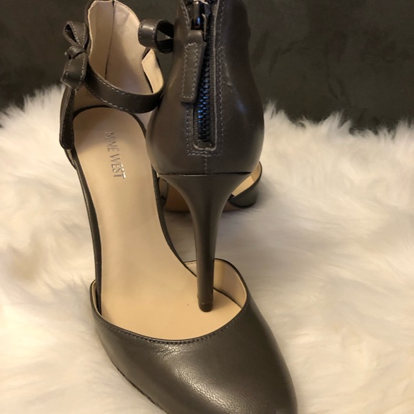 NWOT Nine West Howley Heel w/Bow & Zipper - Taupe Size 9 - Picture 4 of 6